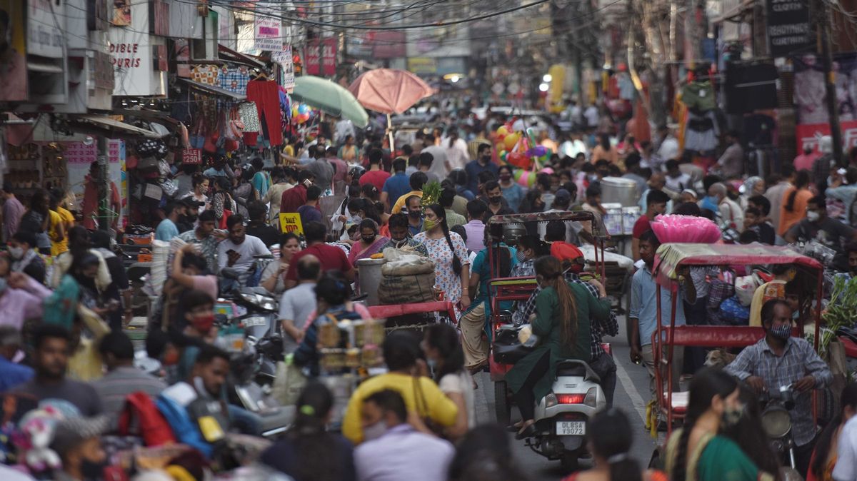 V Indii se opět plní ulice i trhy. Země si zadělává na 3. vlnu, bojí se experti
